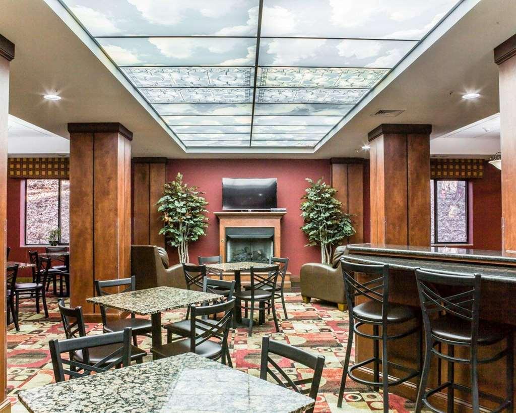 格林斯伯勒体育馆区万枫套房酒店 餐厅 照片