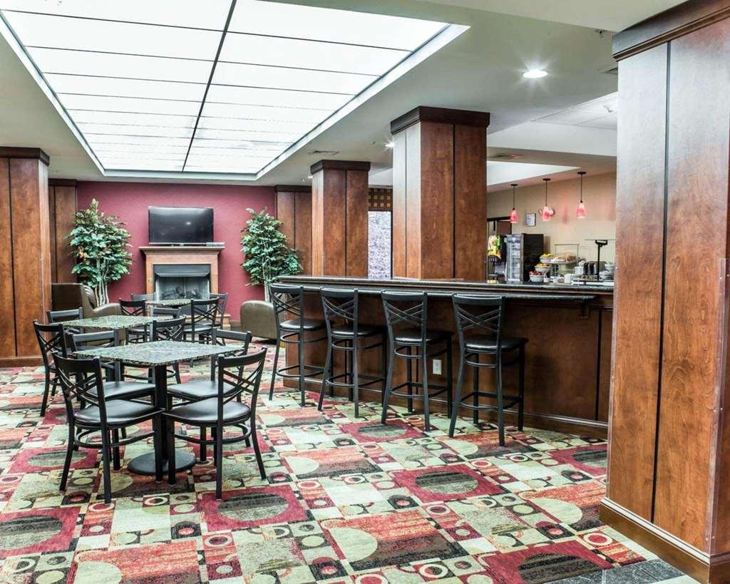 格林斯伯勒体育馆区万枫套房酒店 餐厅 照片